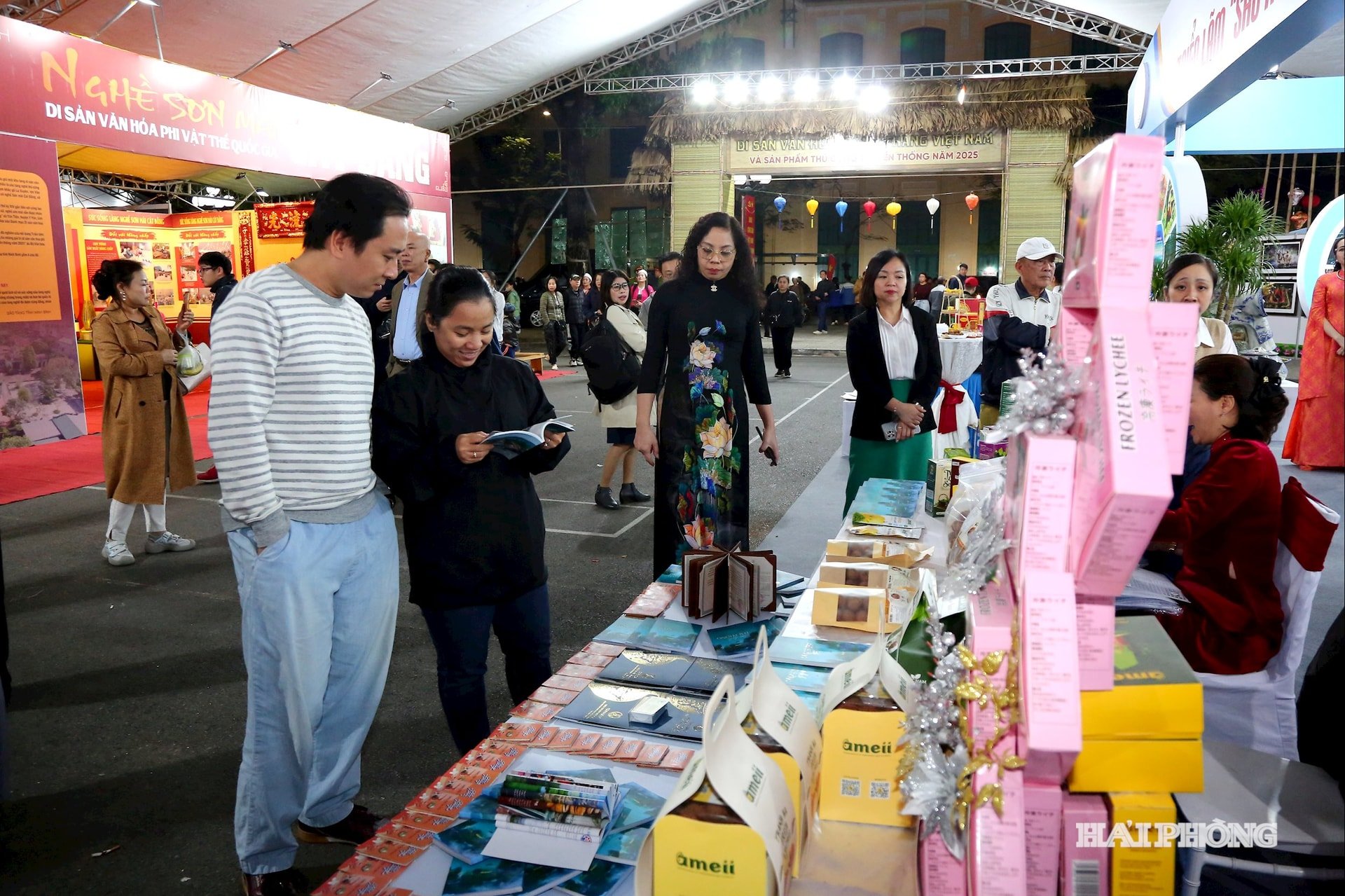 Các du khách tới mua hàng tại các gian hàng giới thiệu sản phẩm tại Trung tâm Triển lãm và Mỹ thuật Hải Phòng