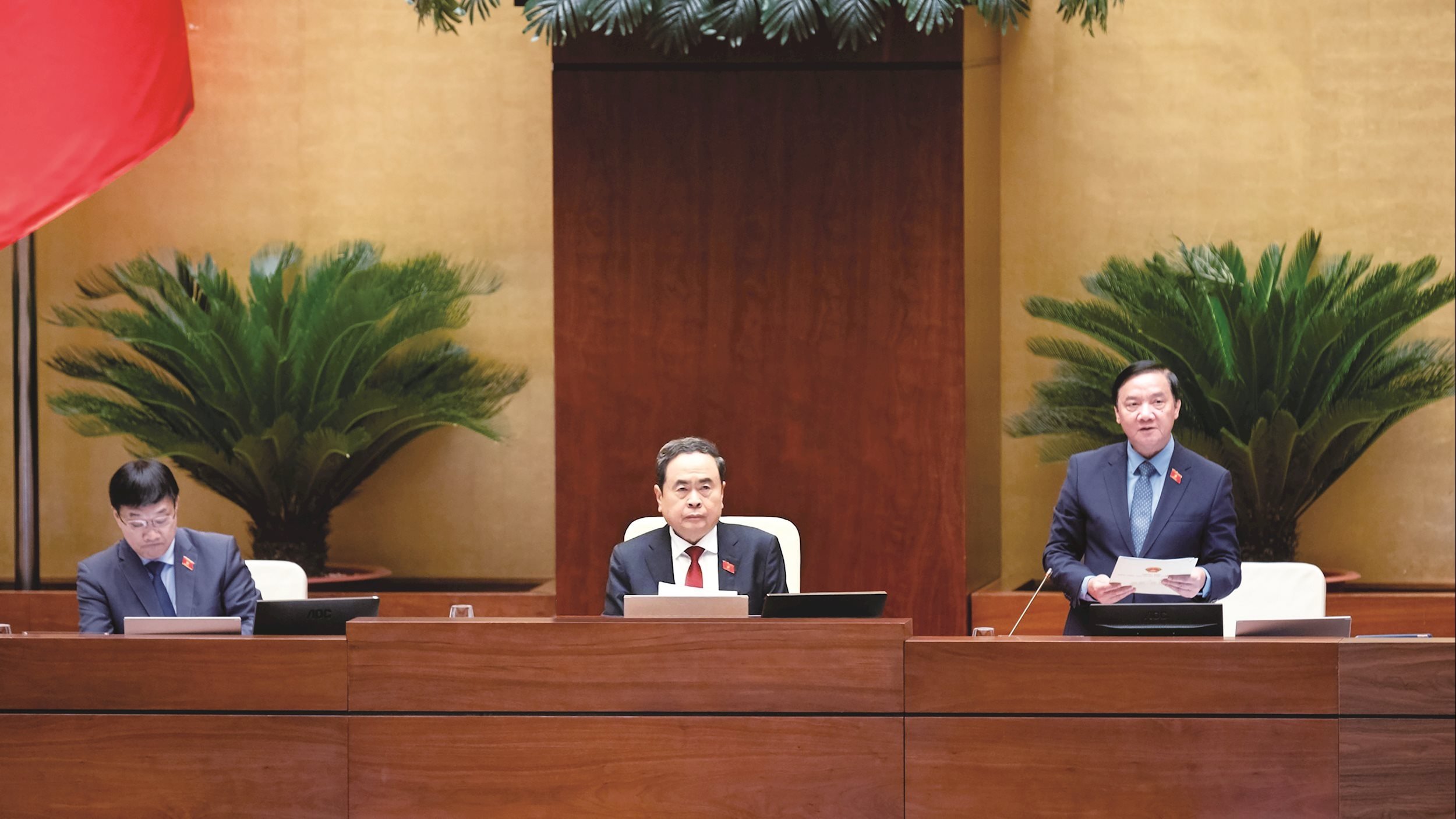 អនុប្រធានរដ្ឋសភា Nguyen Khac Dinh ធ្វើជាអធិបតីកិច្ចប្រជុំ។ រូបថតរបស់ Pham Thang