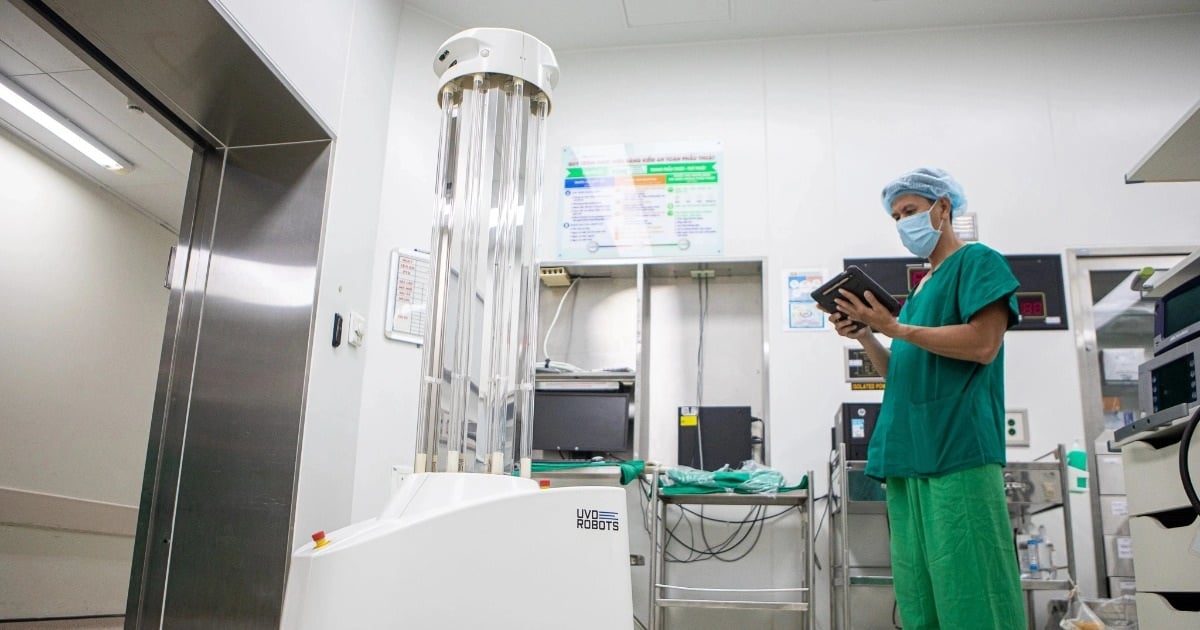 Cận cảnh robot tiền tỷ dùng UV diệt khuẩn phòng mổ đầu tiên ở Chợ Rẫy