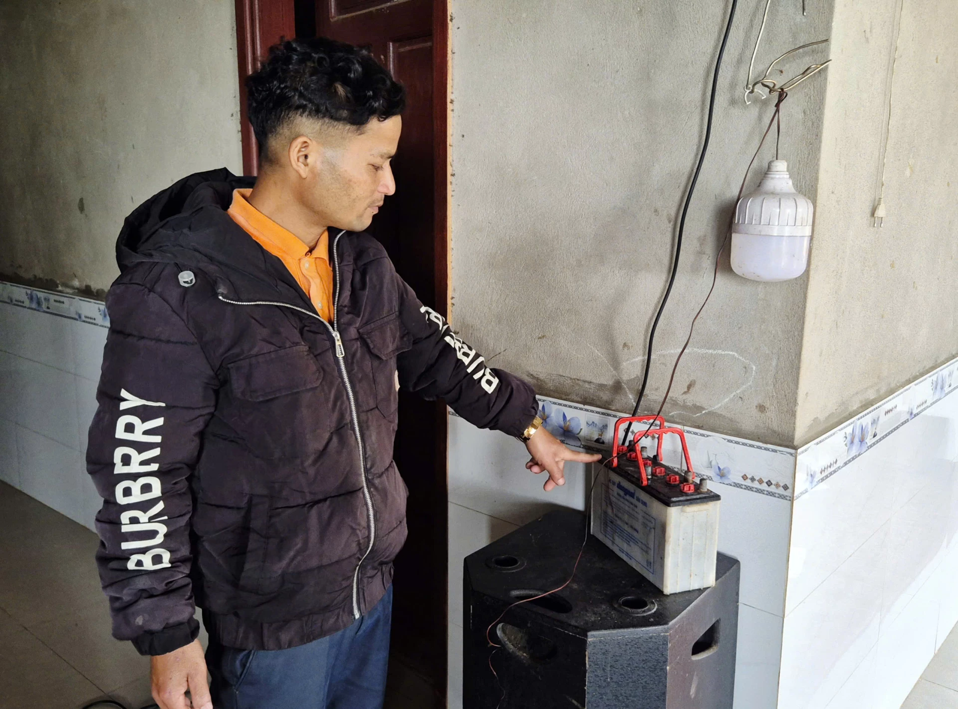 Mensen in de dorpen Ra Ty en Cu Ta Ka moeten kleine batterijen kopen die voldoende zijn om een ​​gloeilamp met een laag wattage tijdelijk te laten branden - Foto: K.S.