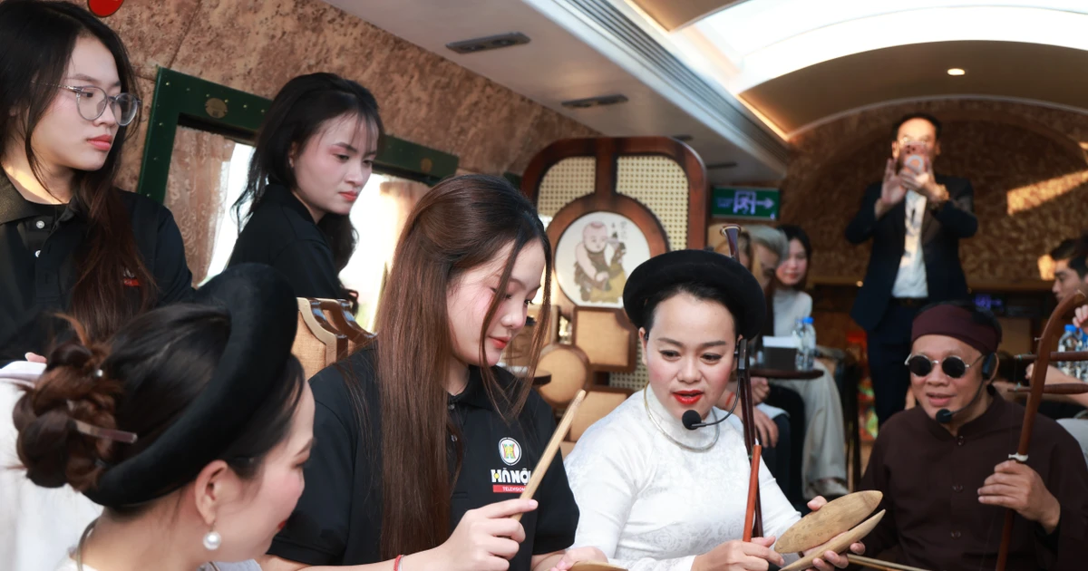 Thí sinh Cuộc thi Tiếng hát Hà Nội trải nghiệm văn hóa trên đoàn tàu '5 cửa ô'
