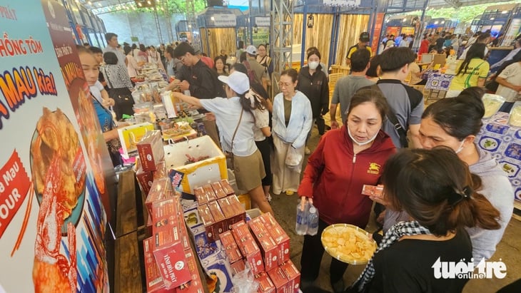 TP.HCM: Khách ùn ùn đến mua cua Cà Mau ở lễ hội, người bán bất ngờ vì 'hàng lên là hết' - Ảnh 1.