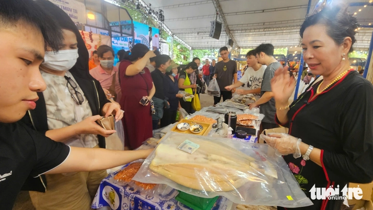 TP.HCM: Khách ùn ùn đến mua cua Cà Mau ở lễ hội, người bán bất ngờ vì 'hàng lên là hết' - Ảnh 4.