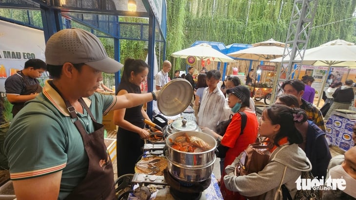 TP.HCM: Khách ùn ùn đến mua cua Cà Mau ở lễ hội, người bán bất ngờ vì 'hàng lên là hết' - Ảnh 9.
