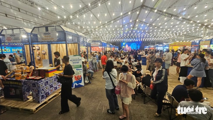 TP.HCM: Khách ùn ùn đến mua cua Cà Mau ở lễ hội, người bán bất ngờ vì 'hàng lên là hết' - Ảnh 10.