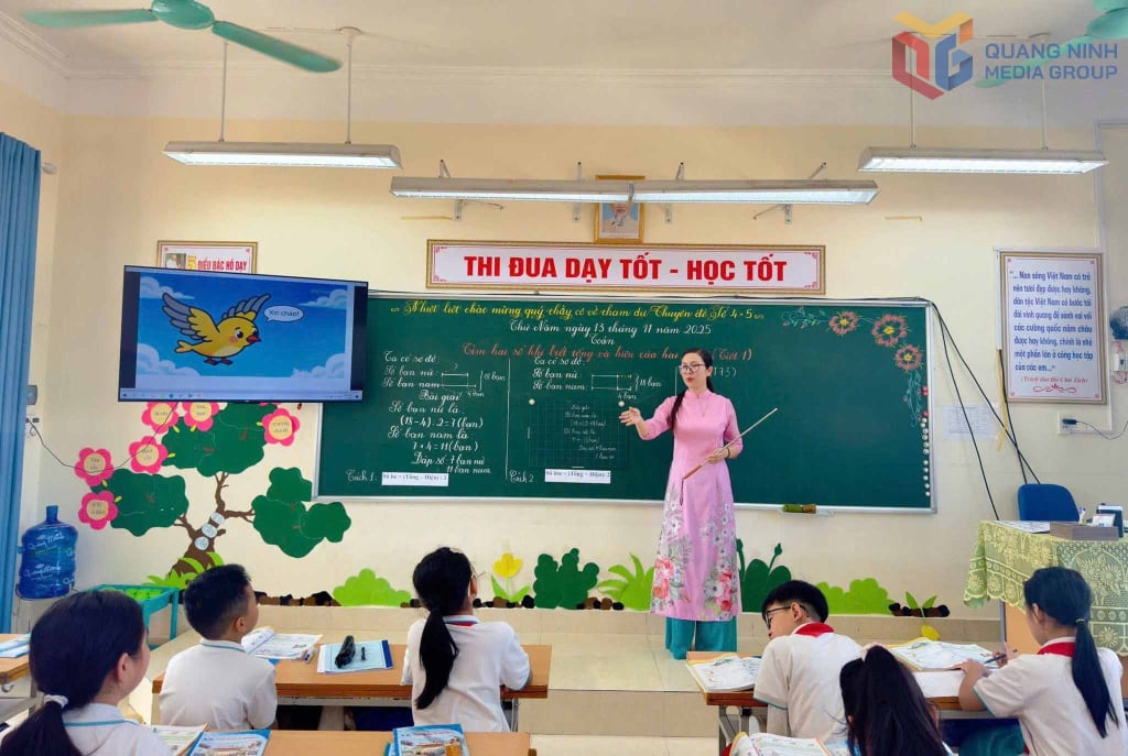 Cô giáo Bùi Thanh Hoa dạy lớp 4A4 tiết học ứng dụng AI trong giảng dạy môn Toán