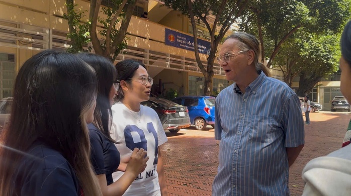 VIDEO: Người trẻ ngại nói tiếng Anh do sợ bị chê - Ảnh 1.