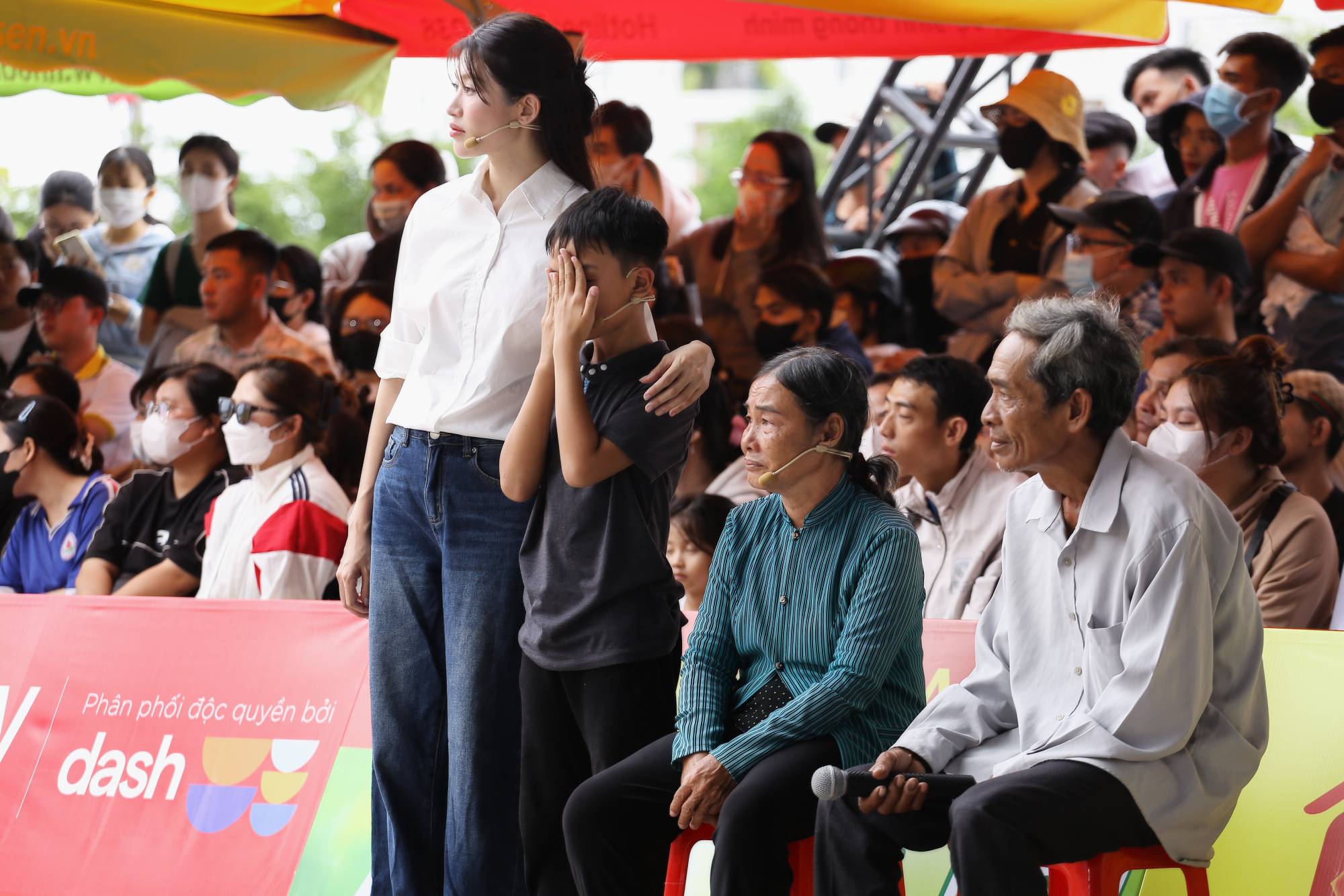 Cha mất, mẹ có gia đình mới, cậu bé mồ côi sống cùng ông bà ngoại khiến Chế Nguyễn Quỳnh Châu khóc nấc