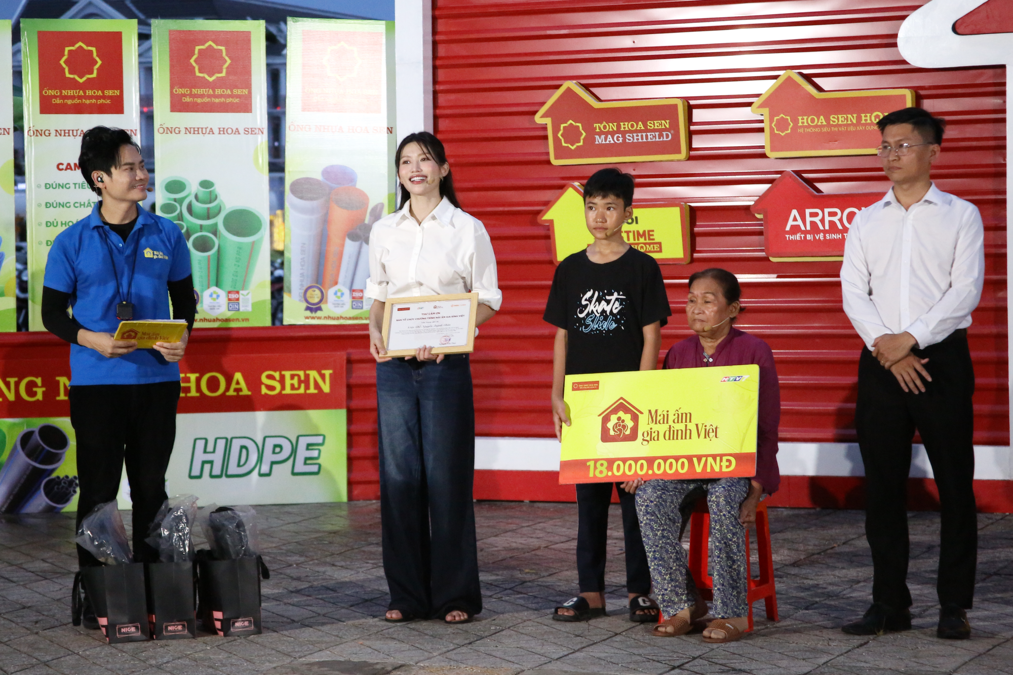 Nguyen Lam Nhut Minh's family came in third.