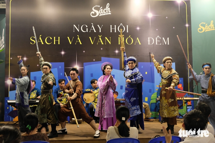 Åpning av nattlige kulturelle aktiviteter på Ho Chi Minh-byens bokgate – bilde 1. Bắt đầu những hoạt động văn hóa đêm tại Đường sách TP.HCM - Ảnh 1.