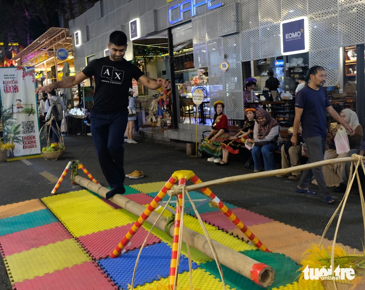 Åpning av nattlige kulturelle aktiviteter på Ho Chi Minh-byens bokgate – bilde 2. Đường sách - Ảnh 2.