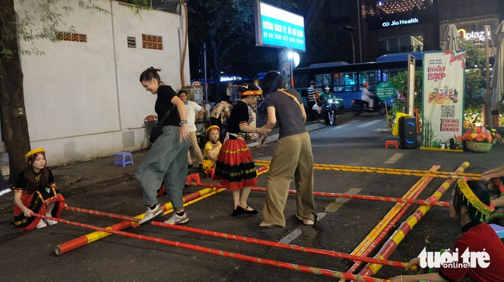 Åpningskveldens kulturelle aktiviteter på Ho Chi Minh-byens bokgate – bilde 6. Đường sách - Ảnh 6.