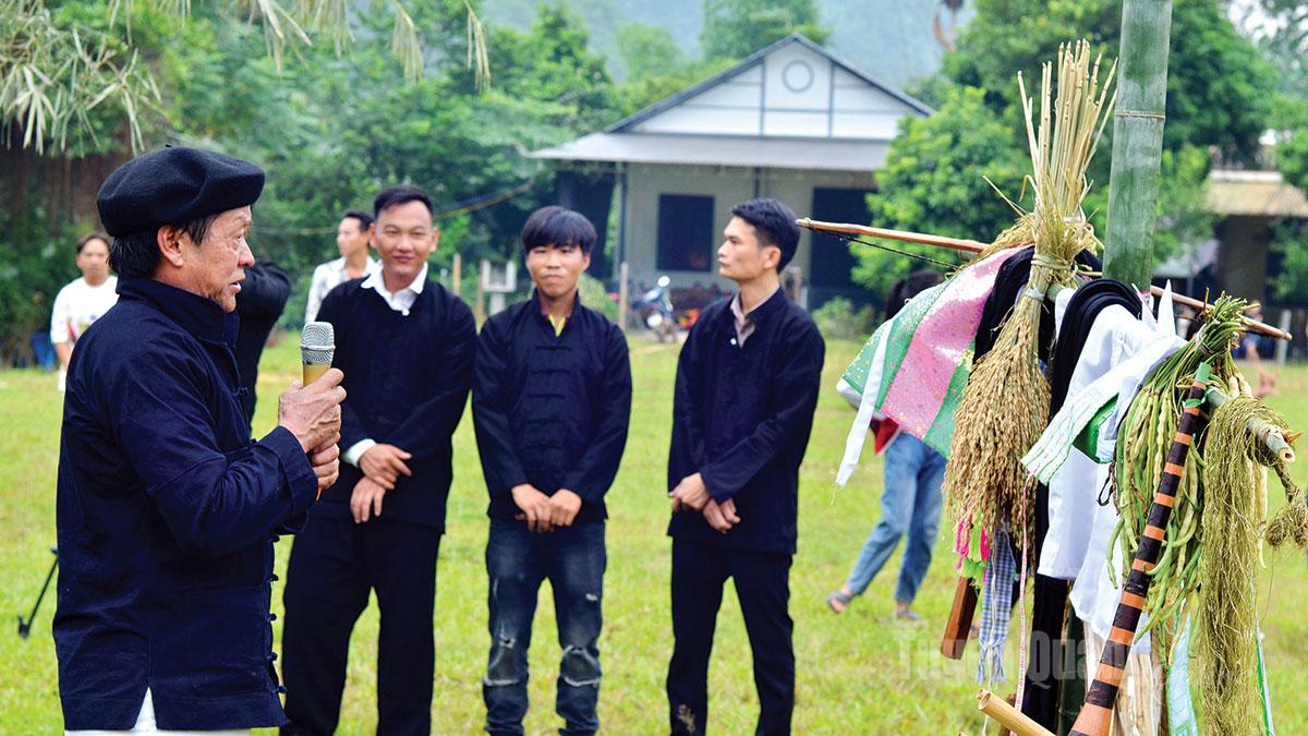 The shaman performs the ritual of asking to erect a pole in the Gau Tao Festival. Photo: Canh Truc