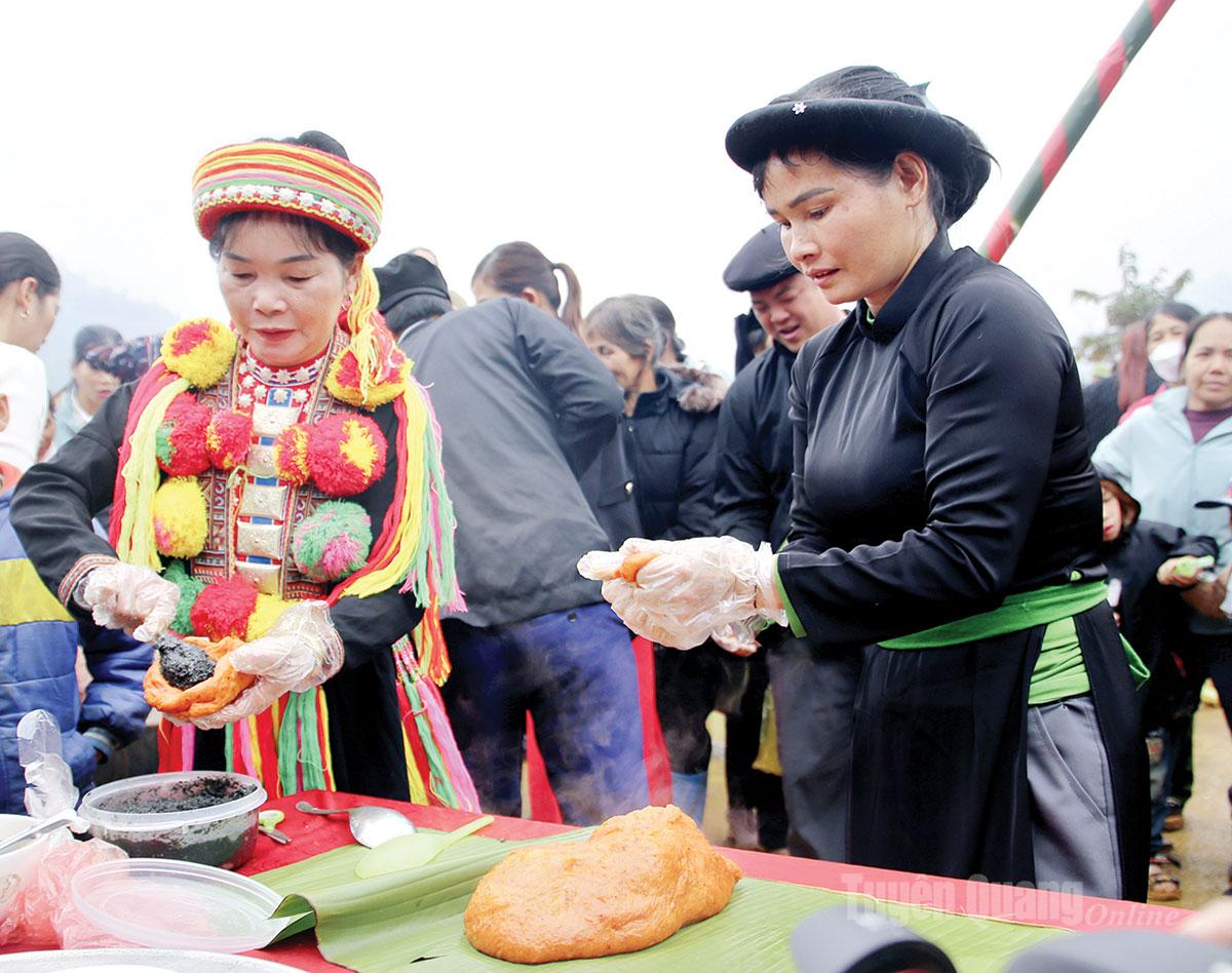 কাও বিনের লোকেরা এখনও আঠালো চালের কেক তৈরির ঐতিহ্যবাহী রীতি বজায় রেখেছে।