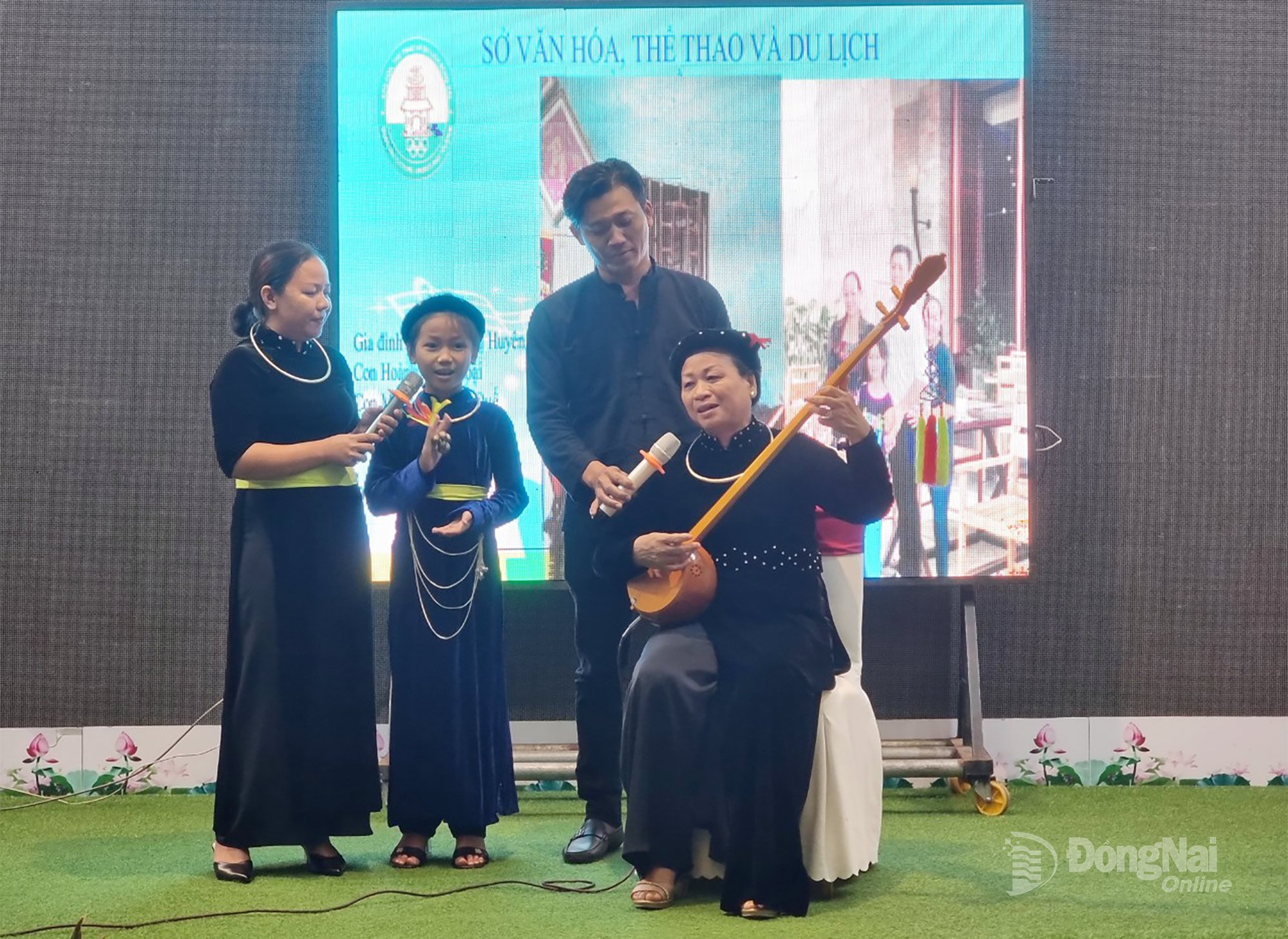 The family of Ms. Hoang Thi Huyen (residing in Thanh Son commune) participated in the exchange of typical cultural families of Dong Nai province organized by the Department of Culture, Sports and Tourism. Photo: My Ny