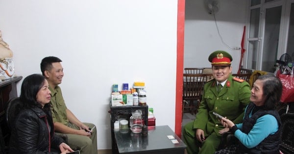 Công an phường Ngọc Hà đến quán cà phê, nhà dân hỗ trợ cập nhật dữ liệu đăng ký xe