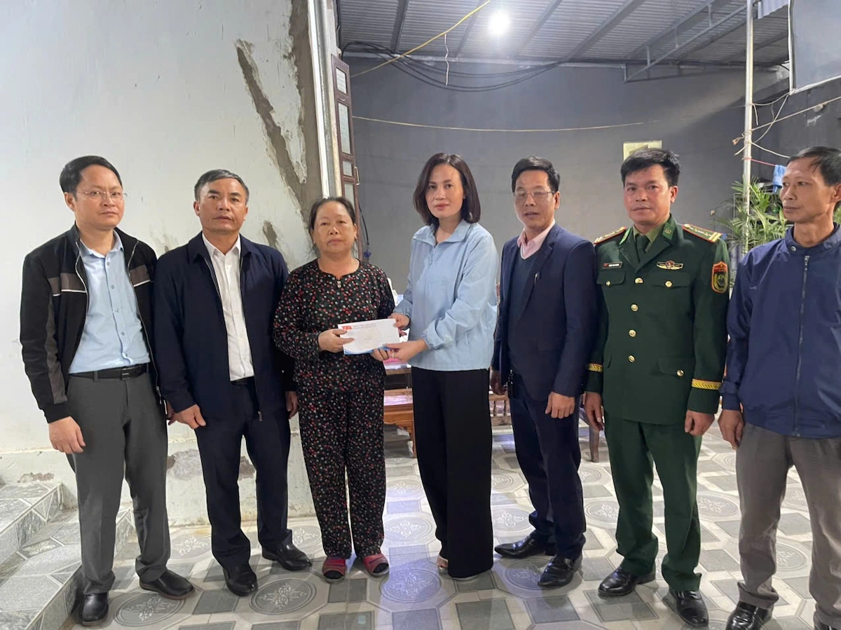 Apoyo a 4 familias de la comuna de Hoang Tien cuyas casas resultaron dañadas por la tormenta.