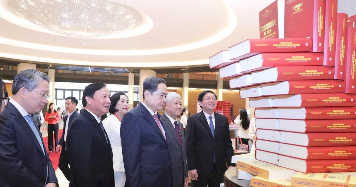 Chủ tịch Quốc hội Trần Thanh Mẫn tham quan Triển lãm "Quốc hội Việt Nam - quá trình xây dựng và hoàn thiện hệ thống pháp luật"