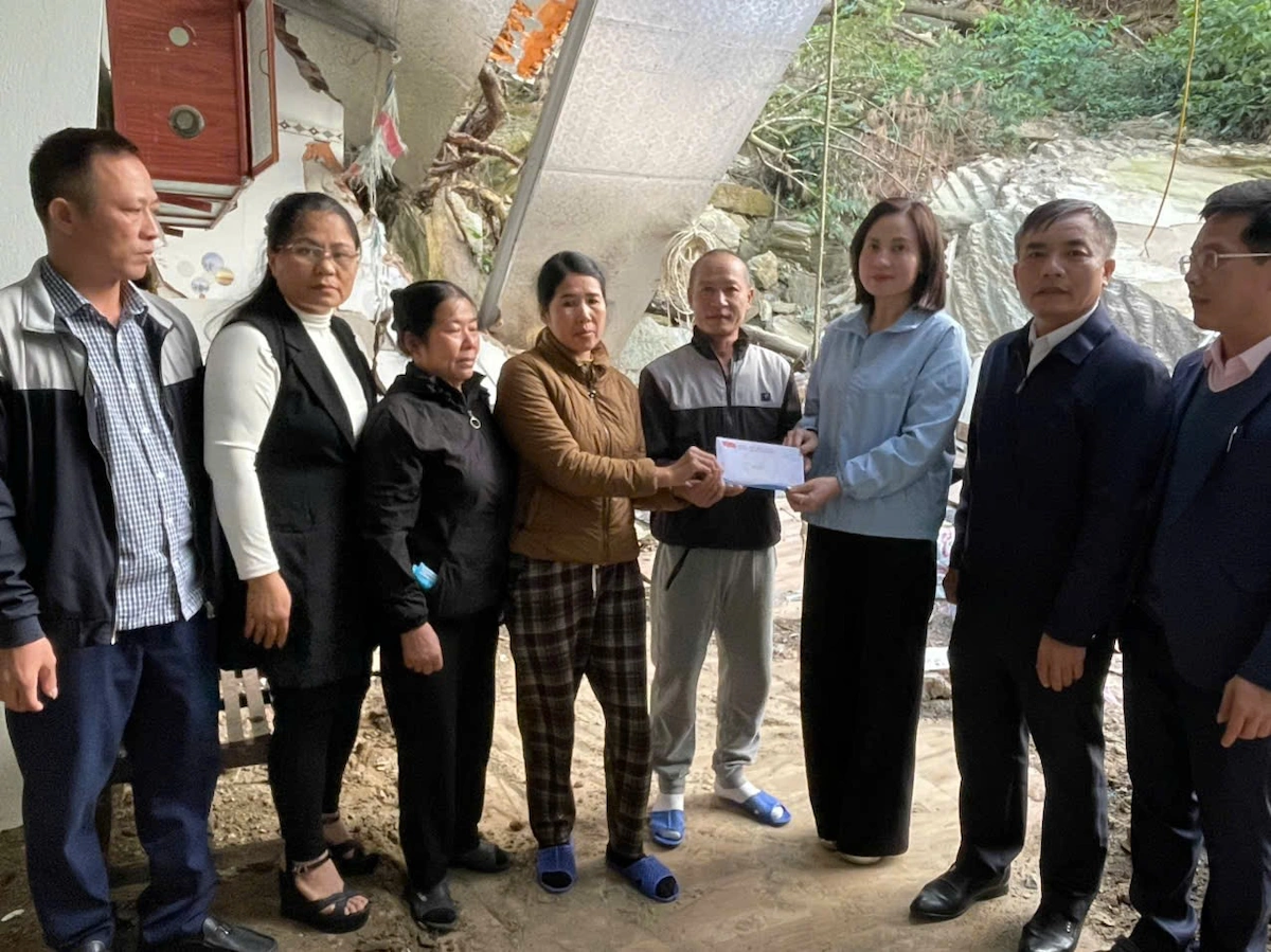 Apoyo a 4 familias de la comuna de Hoang Tien cuyas casas resultaron dañadas por la tormenta.