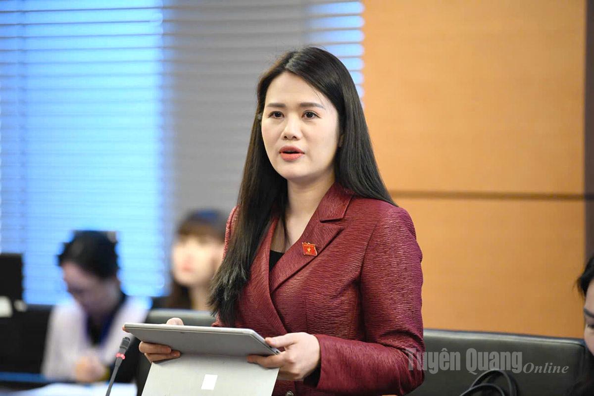 Delegat Vuong Thi Huong zabiera głos w dyskusji.