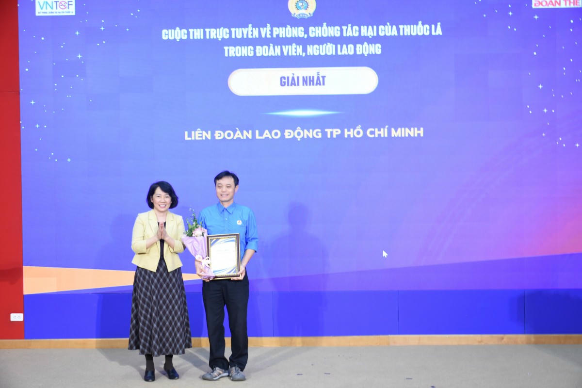 លោកស្រី Phan Thi Hai - នាយករងនៃមូលនិធិបង្ការគ្រោះថ្នាក់ថ្នាំជក់ (ក្រសួងសុខាភិបាល) តំណាងគណៈកម្មាធិការរៀបចំការប្រលងដើម្បីប្រគល់រង្វាន់ទីមួយដល់តំណាងសហព័ន្ធការងារទីក្រុងហូជីមិញ។