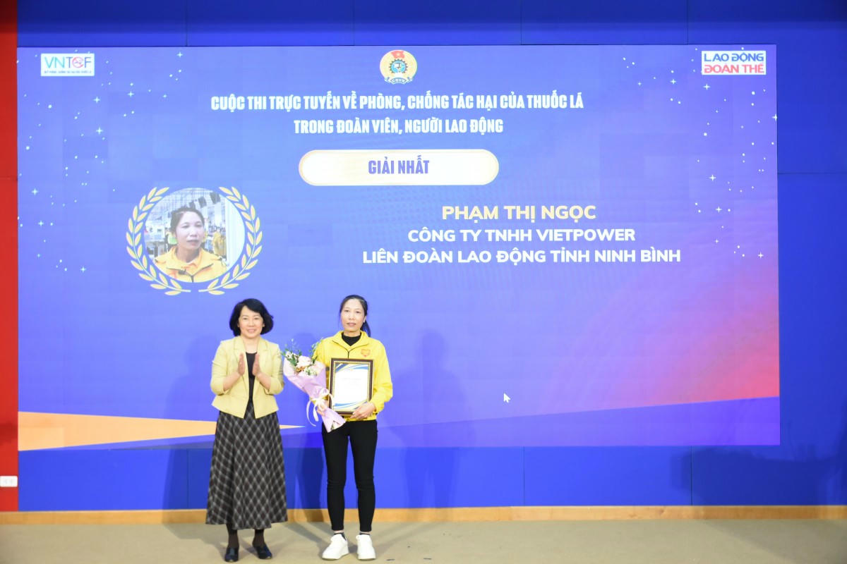 នាយករងនៃមូលនិធិបង្ការគ្រោះថ្នាក់ថ្នាំជក់បានប្រគល់រង្វាន់បុគ្គលទីមួយដល់លោកស្រី Pham Thi Ngoc - សមាជិកសហភាពនៃក្រុមហ៊ុន VietPower Limited សហព័ន្ធការងារខេត្ត Ninh Binh។