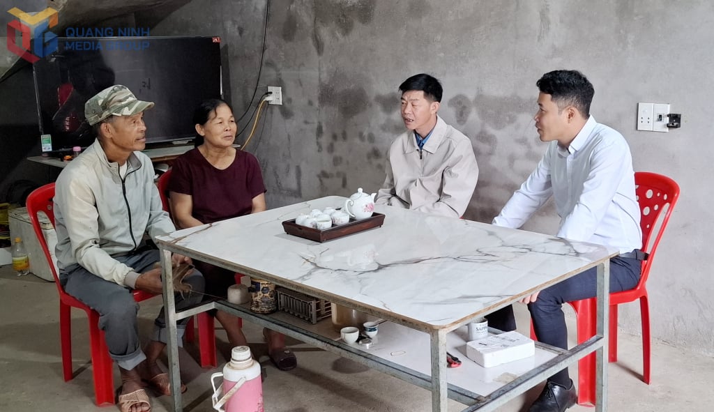 M. Chu Thang Binh (à l'extrême gauche) partage sa vie après avoir vécu dans la maison humanitaire construite avec le soutien du groupe TKV et de la Croix-Rouge provinciale il y a quatre ans.