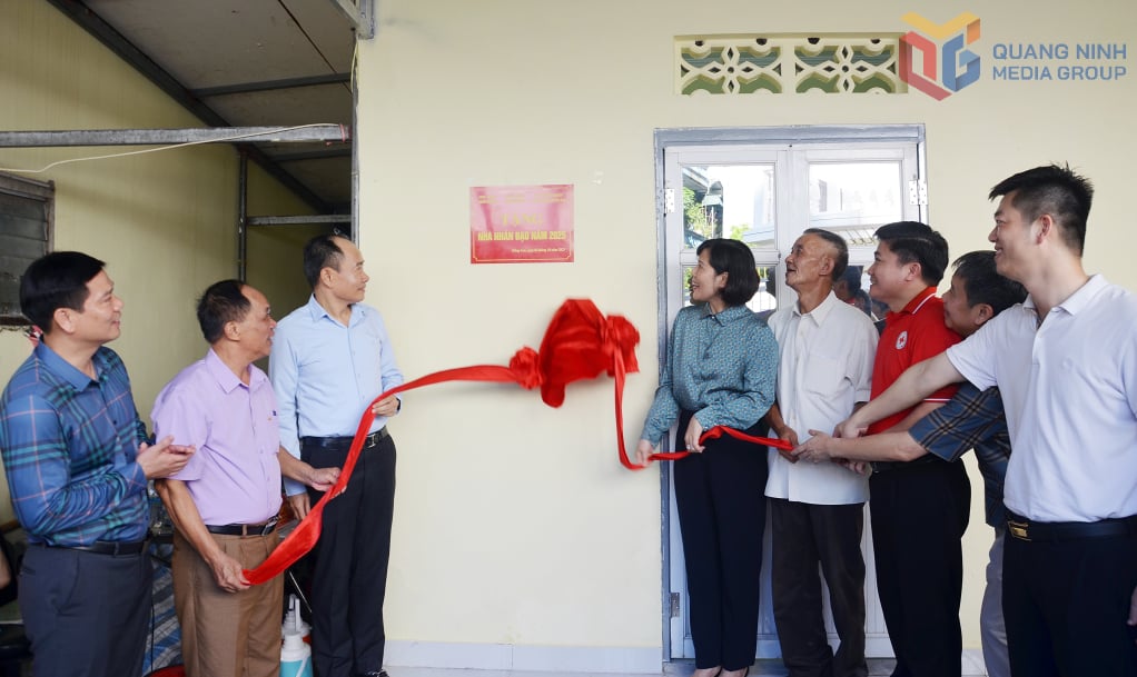 Des représentants du Front provincial de la patrie, de la Croix-Rouge provinciale, du groupe TKV et des autorités locales ont inauguré la cérémonie.