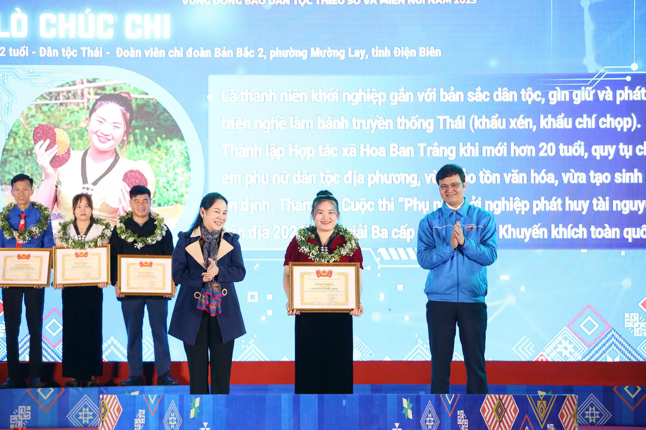 תמונה של לו צ'וק צ'י (דין ביין), נערה בת 22 שפותחת עסק להכנת עוגות מסורתיות. (מקור: ד. האי)