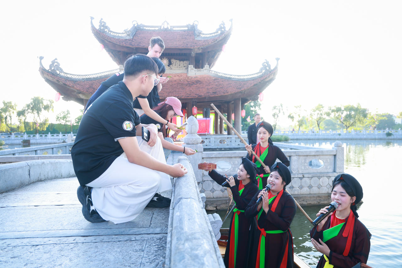 Bac Ninh Quan Ho melodilerinin keyfini çıkarın (Fotoğraf: Thai Hang).