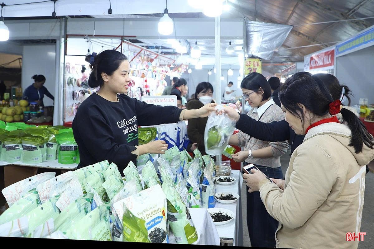 ງານຕະຫຼາດນັດອຸດສາຫະກຳ ແລະ ການຄ້າ ຮ່າຕິ້ງ 2025 ແມ່ນສະຖານທີ່ພົບປະວັດທະນະທຳ ແລະ ການຄ້າທີ່ເປັນເອກະລັກສະເພາະຂອງປະຊາຊົນ ແລະ ນັກທ່ອງທ່ຽວ. Hội chợ Công thương vùng Bắc Trung Bộ - Hà Tĩnh năm 2025 đang là điểm hẹn văn hoá, thương mại đặc sắc của người dân, du khách.