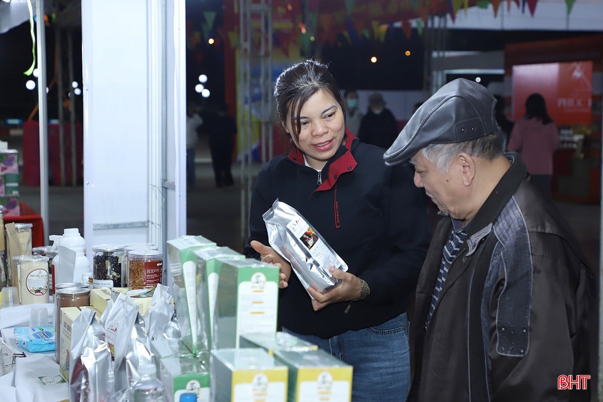 Благоприятная погода и высокий уровень потребления товаров в первые дни Северо-Центральной и Хатиньской промышленной ярмарки 2025 года производят хорошее впечатление на предприятия и компании за пределами Хатиня. Предприятия ожидают дальнейшего роста числа посетителей ярмарки, что может привести к новому всплеску активности в двухдневные выходные.