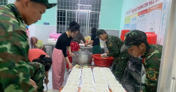 Hàng chục bếp cơm dã chiến tiếp sức bà con vùng lũ