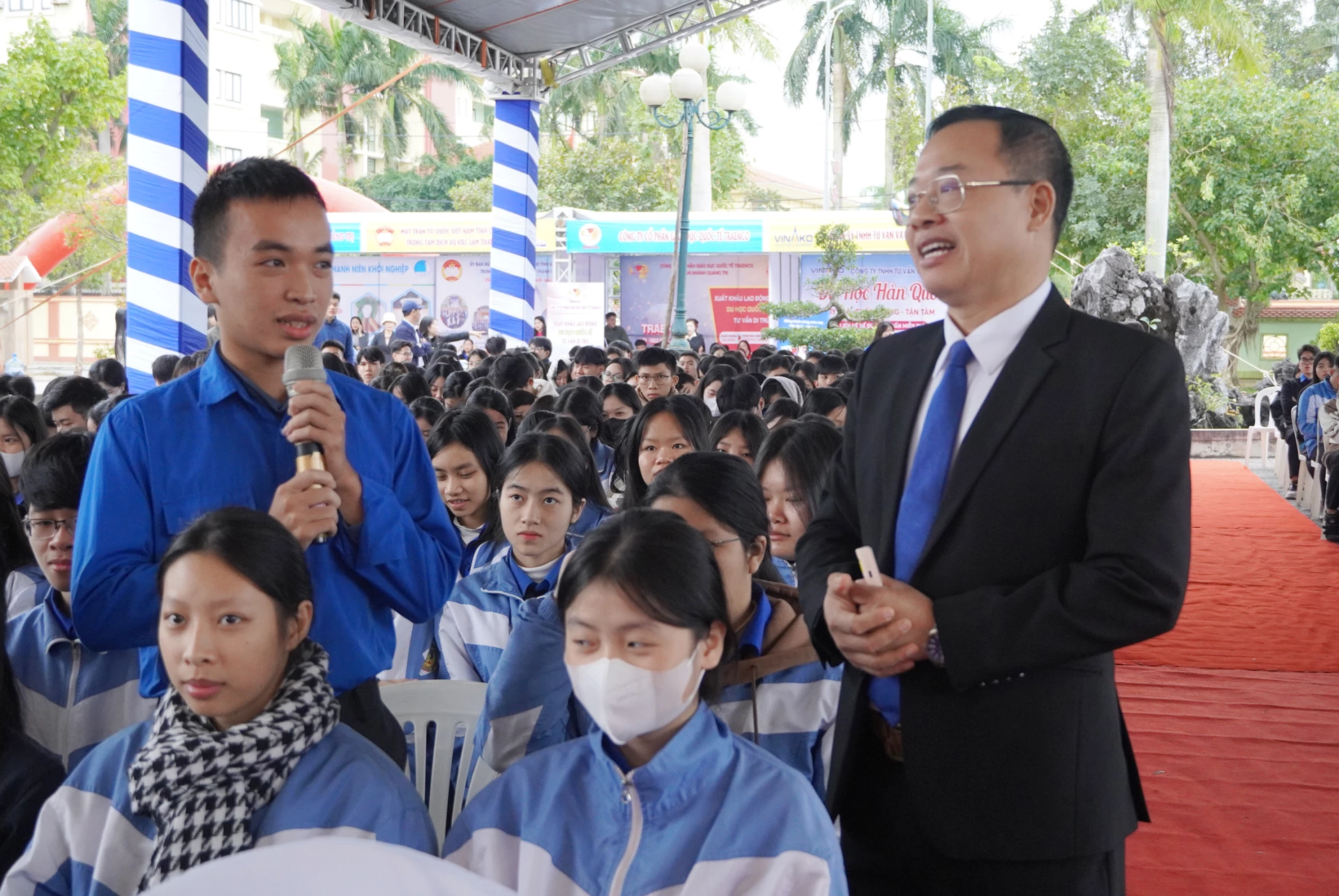 Medlemmer av ungdomsforbundet deltar i dialog på festivalen - Foto: L.M.