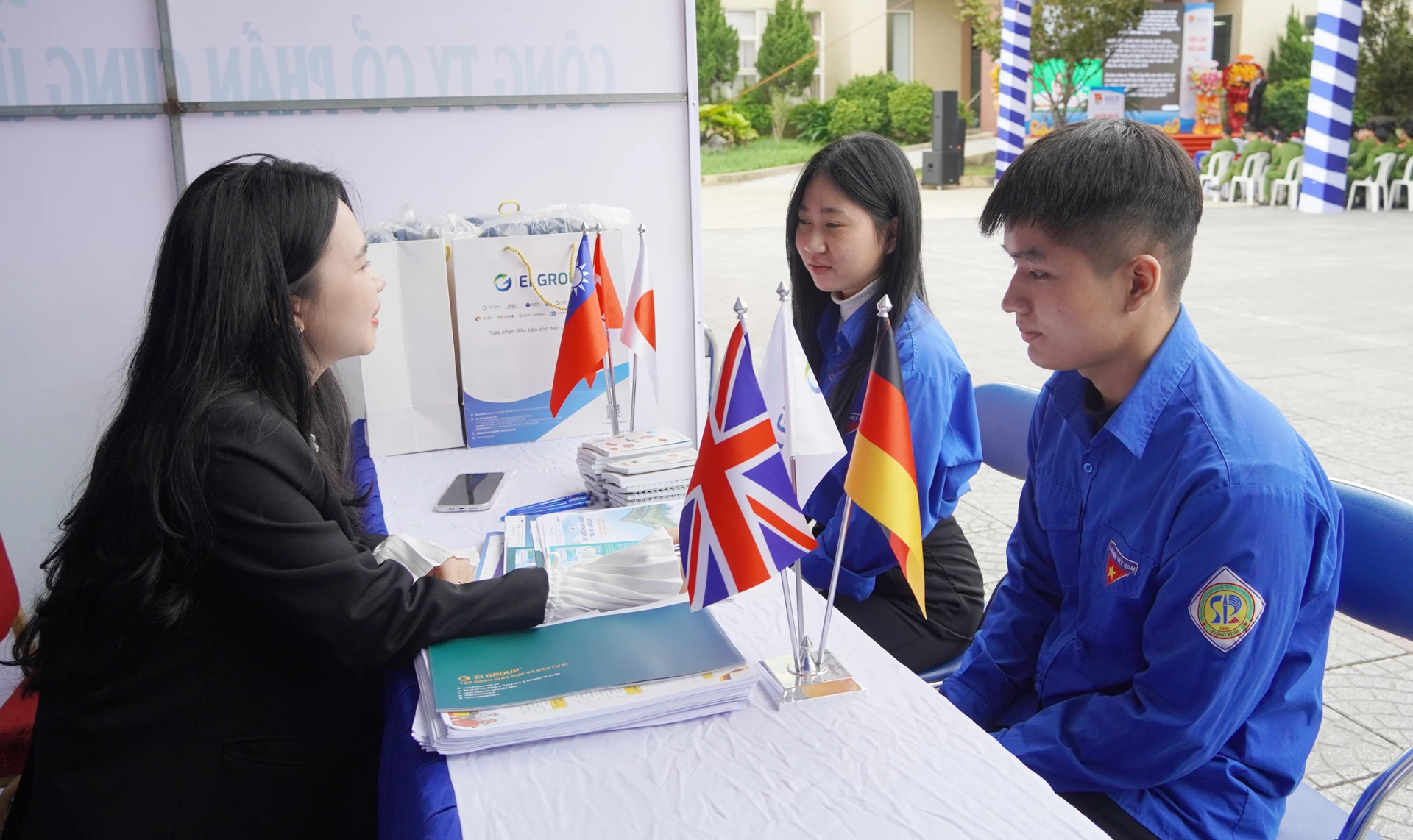 Bedrifter tilbyr informasjonskonsultasjon for fagforeningsmedlemmer og ungdom - Foto: L.M.