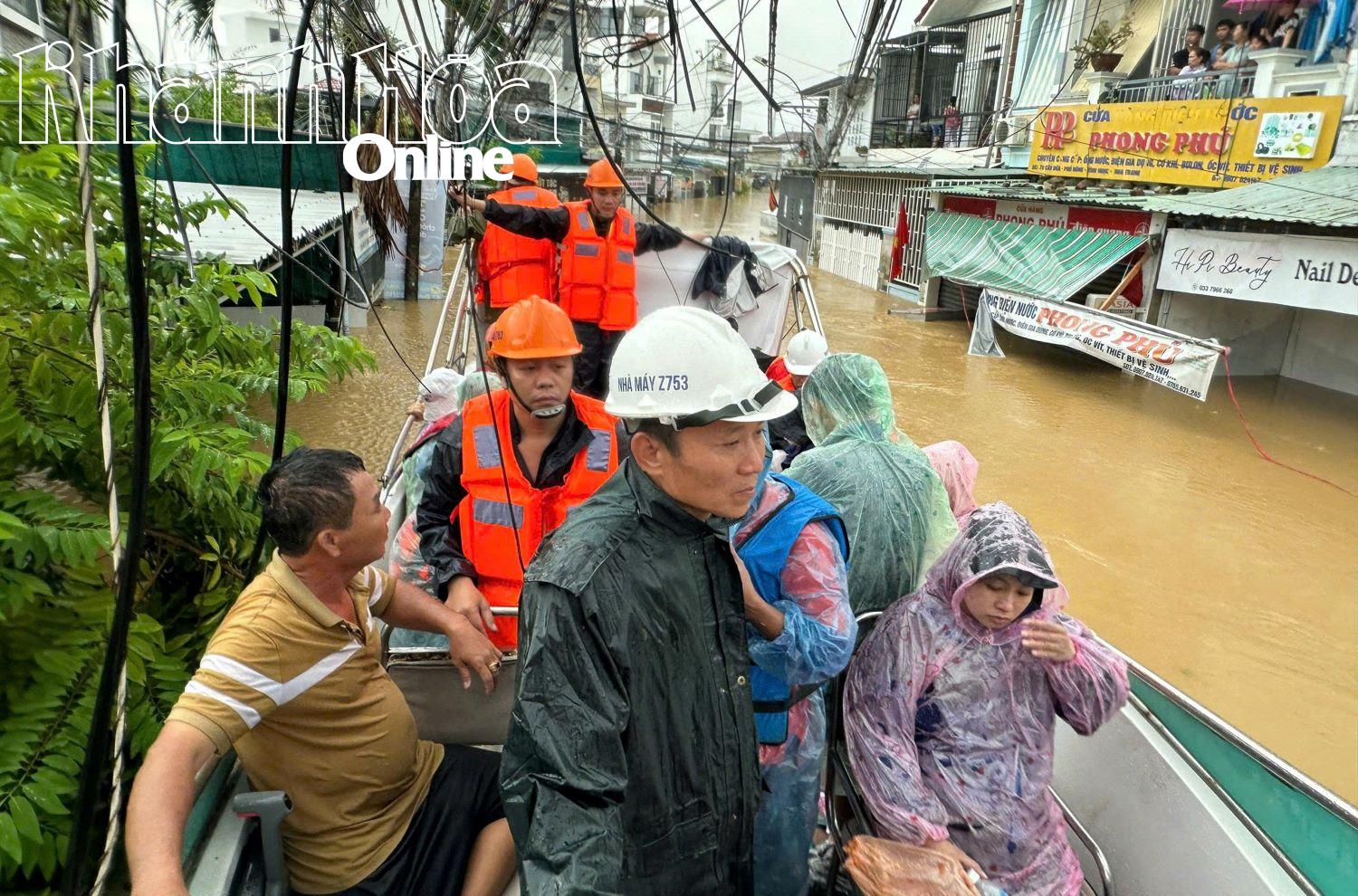 Nhà máy Z753 nỗ lực giúp dân vùng lũ