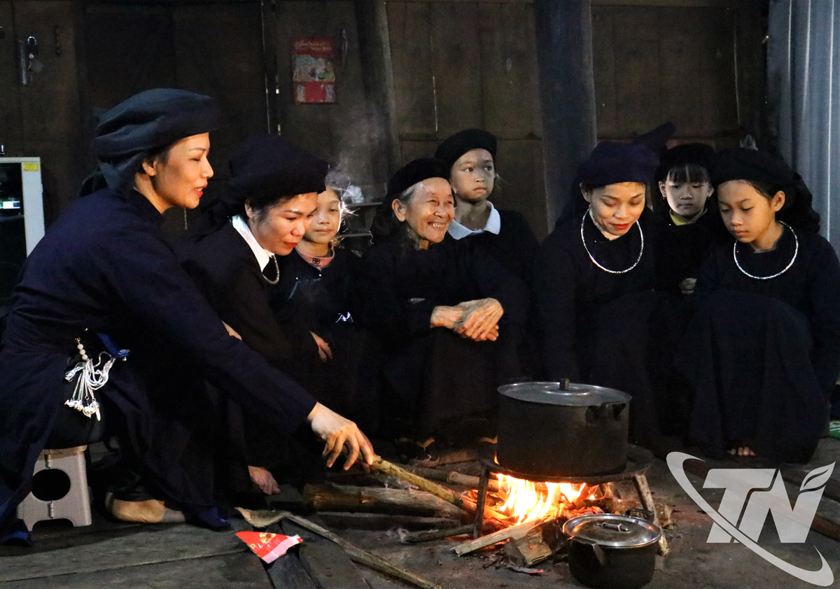 U ohně v domě na kůlech se sousedské vztahy upevňují.