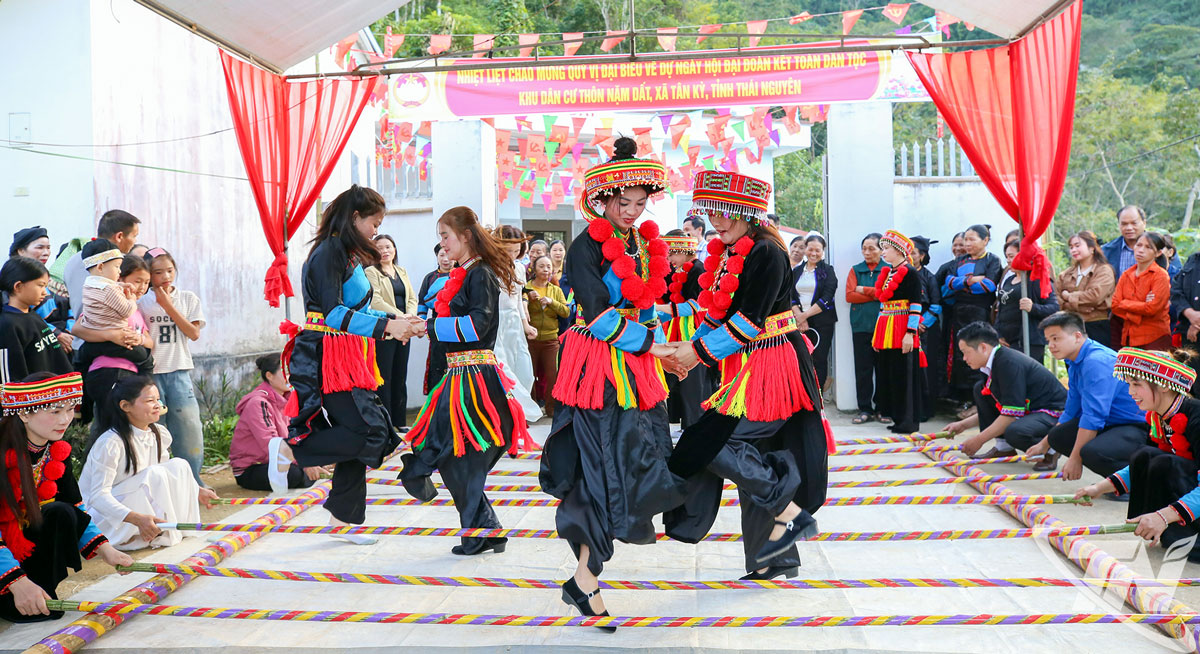 Lidé z vesnice Nam Dat v obci Tan Ky si užívají festival