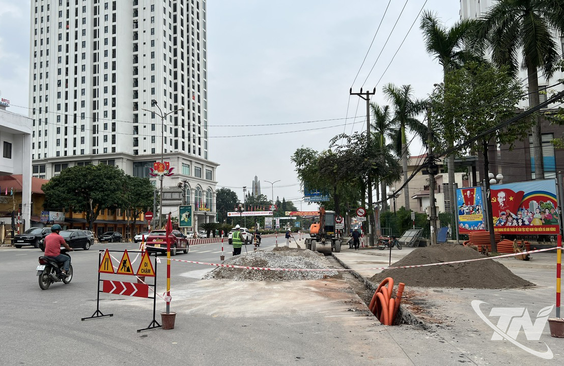 Construcții în centrul orașului, densitate mare a traficului, antreprenorii instalează întotdeauna semne de avertizare complete și ghiduri pentru a evita pericolele de siguranță.