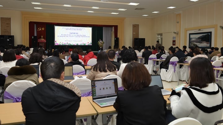 Tập huấn “Kỹ năng tổ chức các hoạt động thực hành, xây dựng thư viện - tủ sách và giáo dục STEM/STEAM”