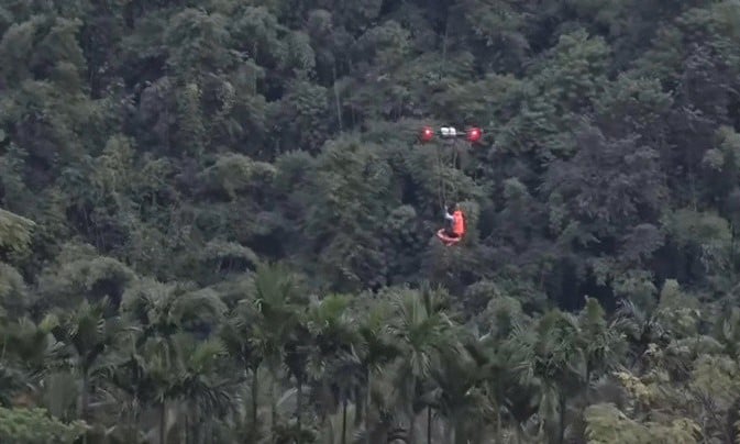 Nghẹt thở cảnh dùng drone cứu người mắc kẹt trên ốc đảo giữa bốn bề lũ dữ