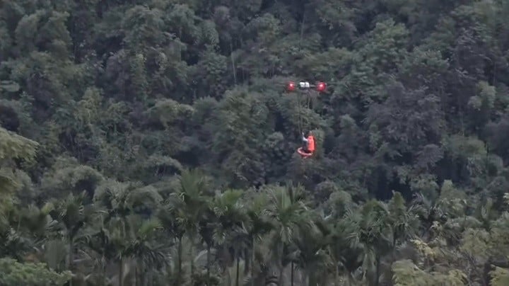 ドローンがラムドン省のオアシスに取り残された男性を救助