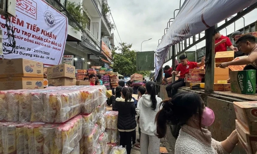 Vừa chịu 4 đợt lũ liên tiếp, người dân Huế vẫn gom hàng ủng hộ đồng bào Đắk Lắk