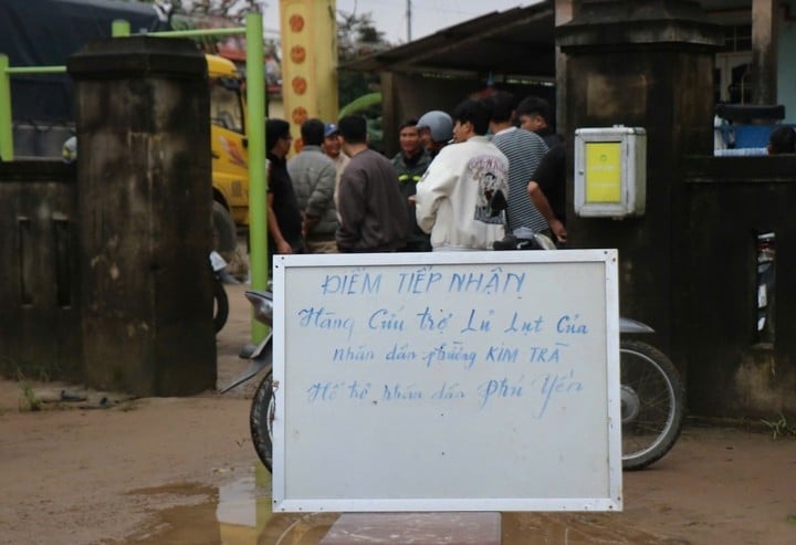 La ciudad de Hue ha habilitado numerosos puntos de recogida de bienes y artículos de primera necesidad para apoyar a la población de la región centro-sur, que se enfrenta a inundaciones sin precedentes. (Foto: H.D.)