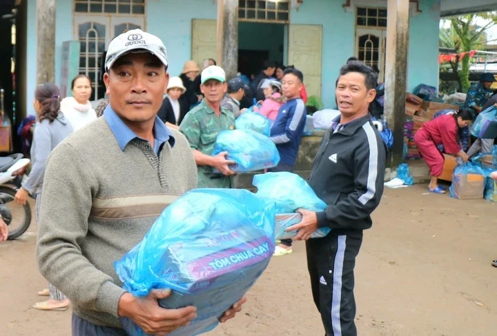 A pesar de haber sufrido grandes pérdidas debido a las inundaciones, los residentes de Hue recolectaron fideos instantáneos, arroz, ropa, mantas... para apoyar a la población de la región centro-sur, especialmente a la de Dak Lak. (Foto: H.D)