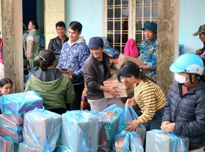 Las mercancías son clasificadas y empaquetadas por personas para facilitar su distribución a los habitantes de las zonas inundadas. (Foto: H.D)