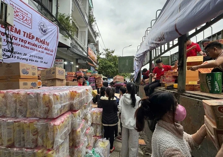 Tras ser clasificadas, las mercancías serán cargadas en camiones para ser transportadas a las zonas afectadas por las inundaciones.