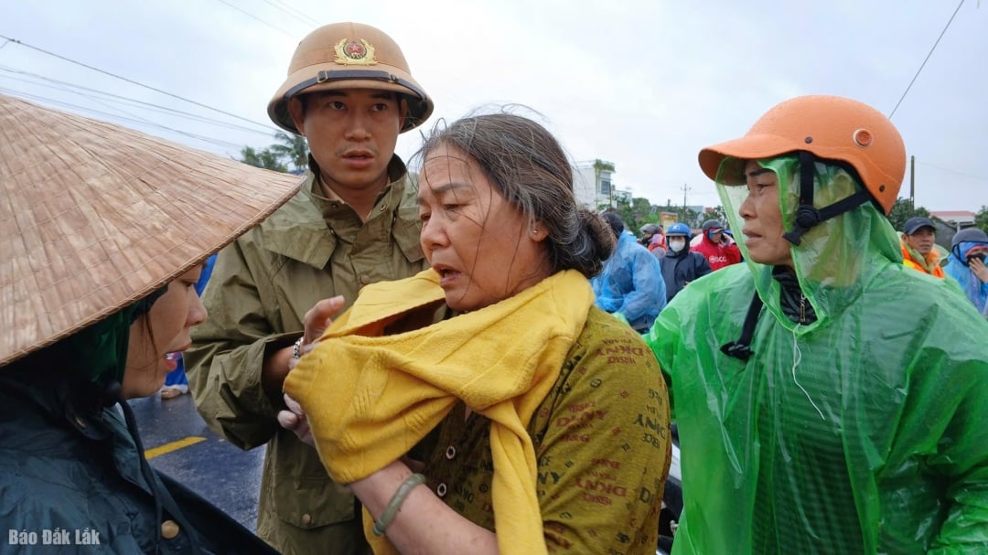 Människor i översvämmade områden är i desperat behov av kläder och filtar.