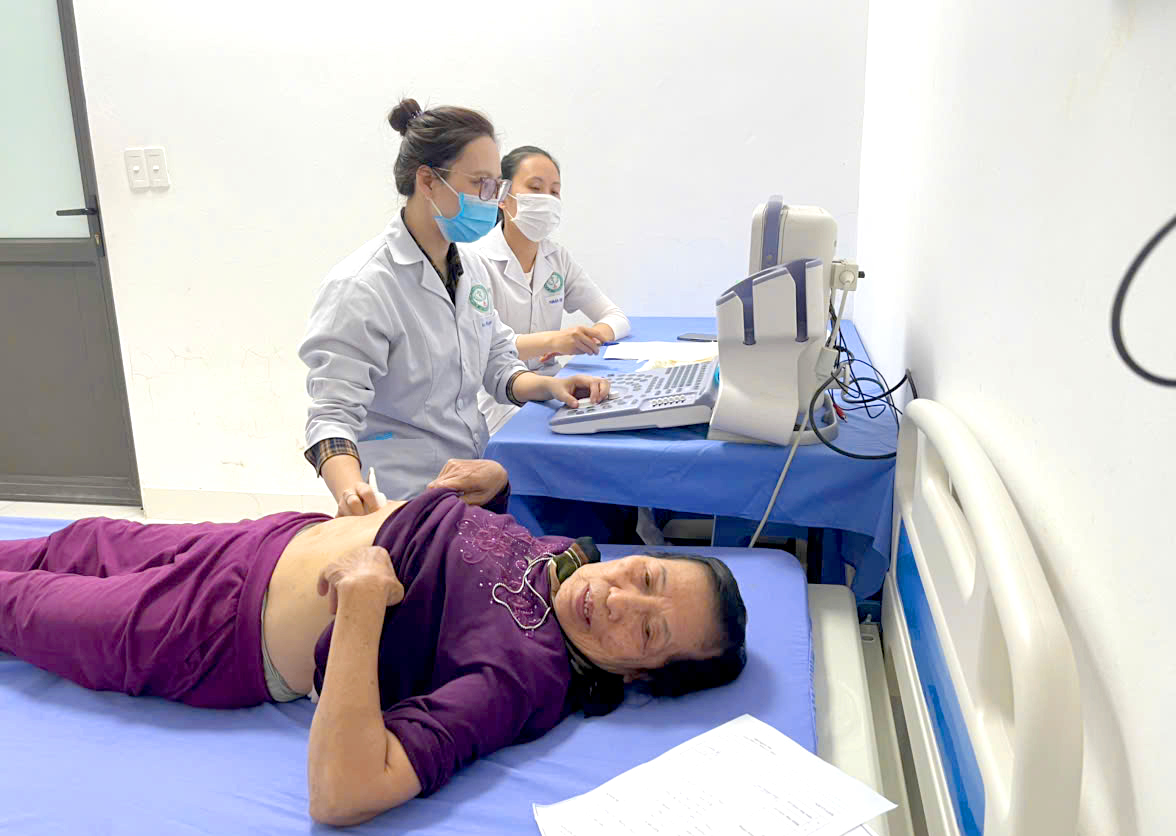 Leger ved Thai Nguyen medisinske senter utfører ultralyd og diagnostisk avbildning for forsikringsmottakere.