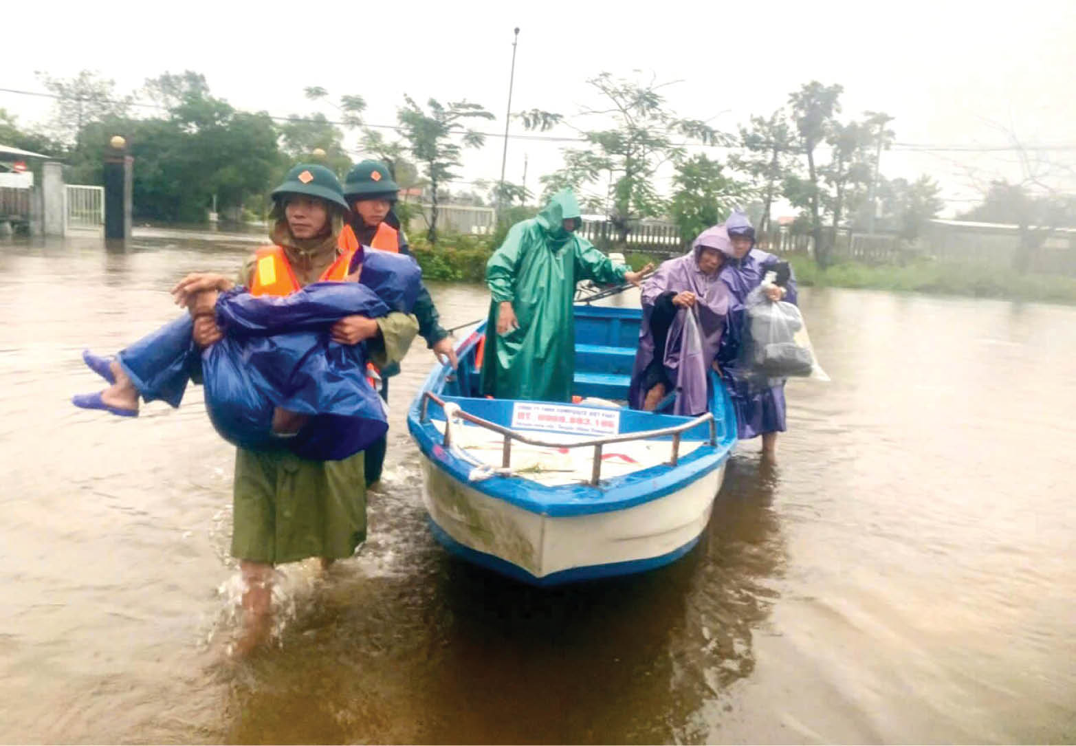 Tỏa sáng phẩm chất “Bộ đội Cụ Hồ” trong thiên tai
